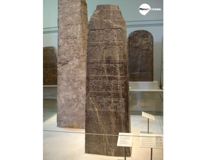 Hallan un Obelisco Negro de 2.800 años y confirma un antiguo relato