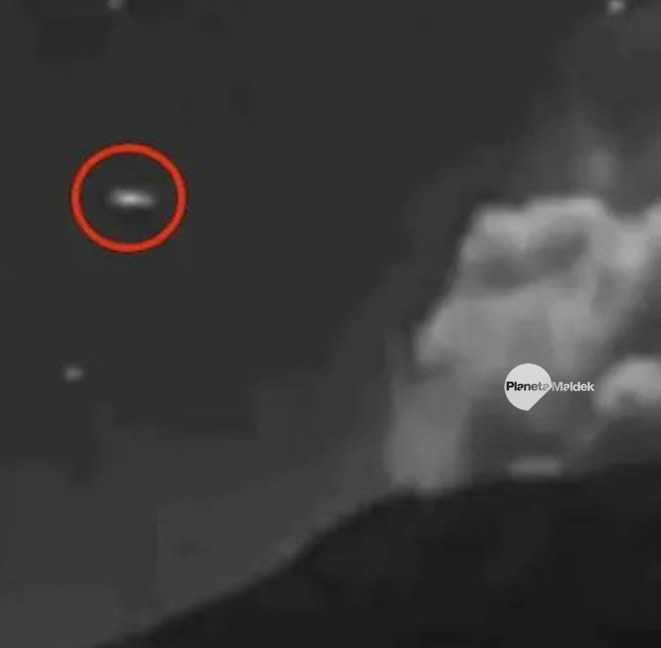 Enorme OVNI de 30 metros vuela hacia el volcán Popocatépetl en México