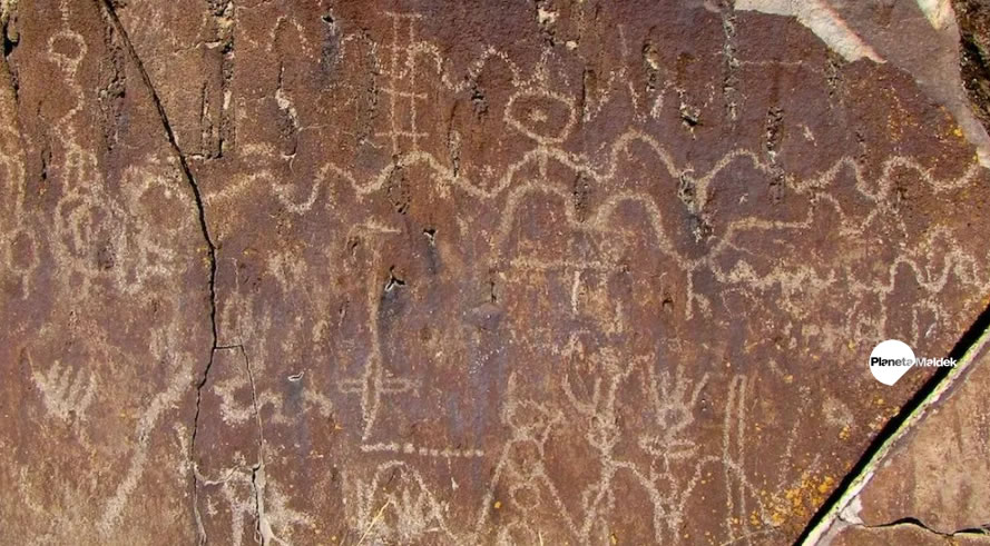 Petroglifos en piedra cortada