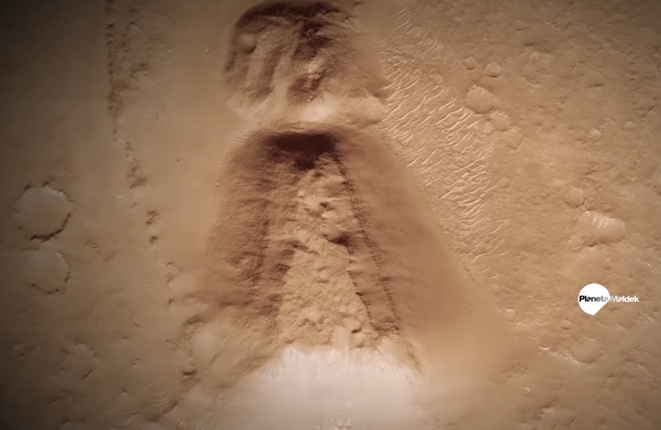 La estructura en Marte también tiene forma de ojo de cerradura o signo de exclamación