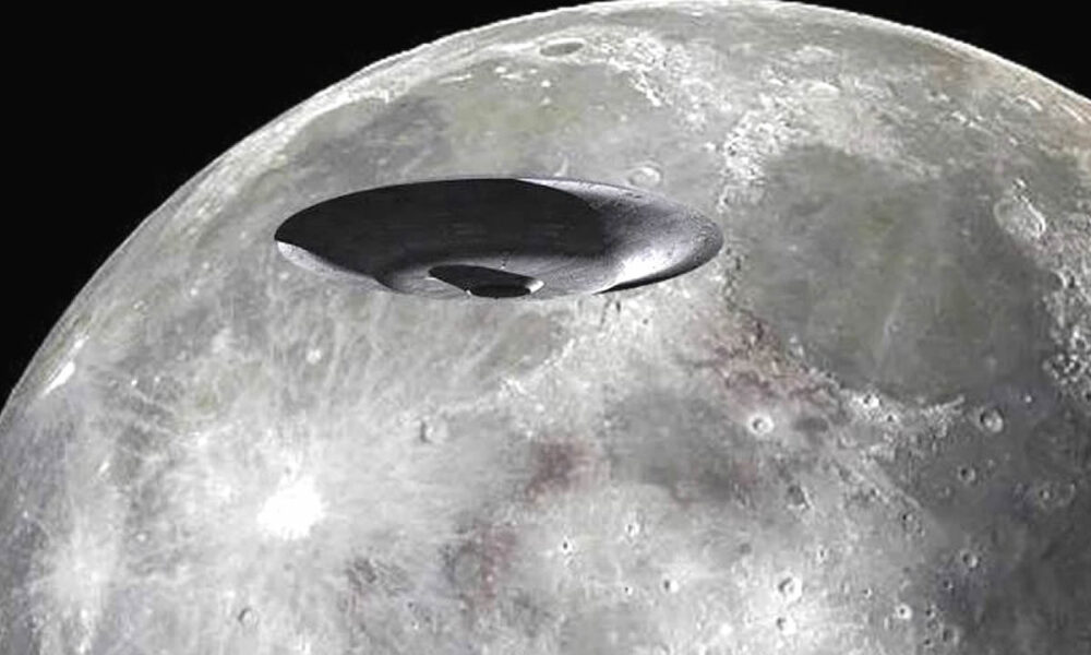 Луна ком видео. НЛО на Луне. Неопознанные объекты на Луне. Инопланетный корабль на Луне. Луна НЛО большой.