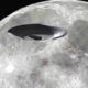 Video capta un OVNI gigante volando sobre la superficie de la Luna