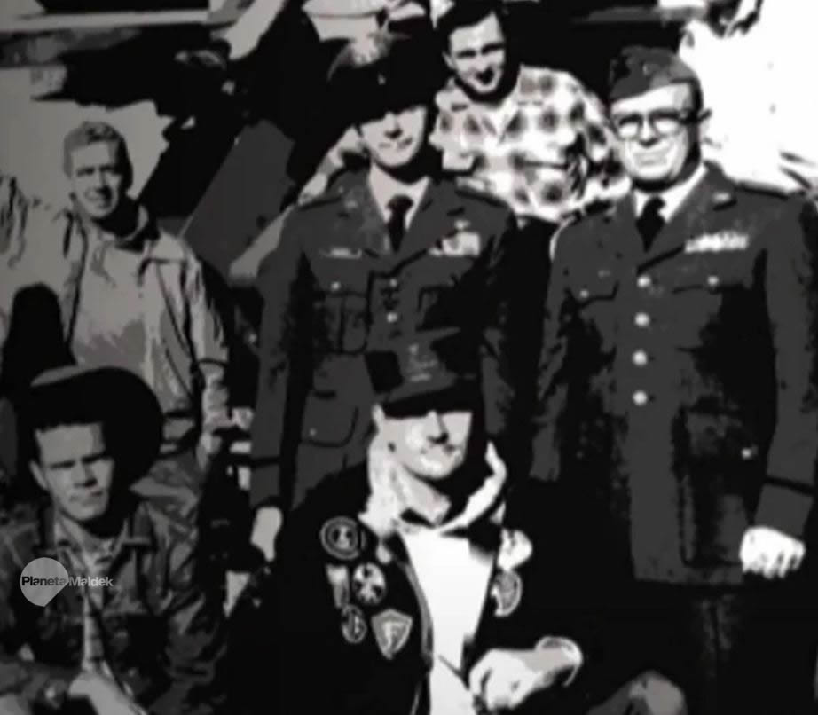 El ex-primer teniente de la USAF, Robert Jacobs, en la foto de la fila inferior central, con su tripulación