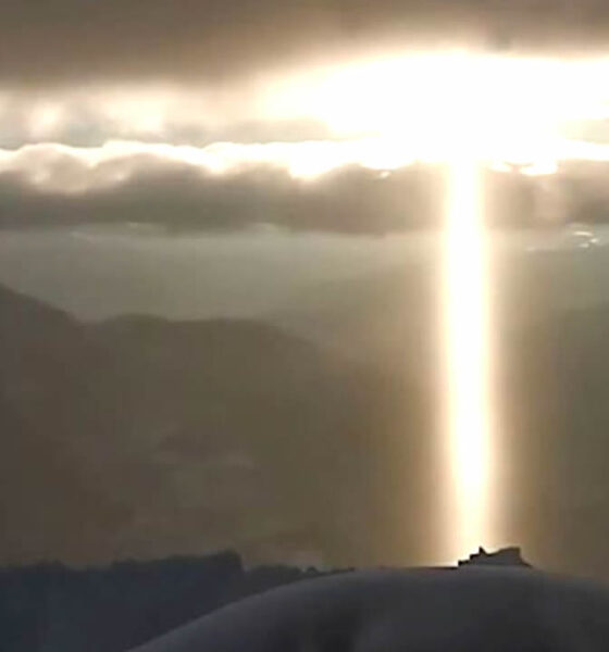 Enorme "columna de luz" brilla sobre las montañas durante 3 horas en Turquía
