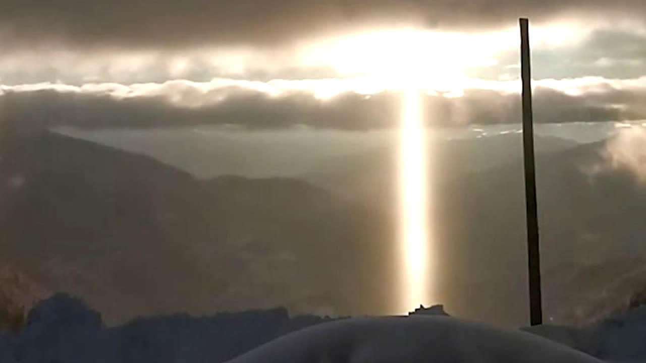 Enorme "columna de luz" brilla sobre las montañas durante 3 horas en Turquía