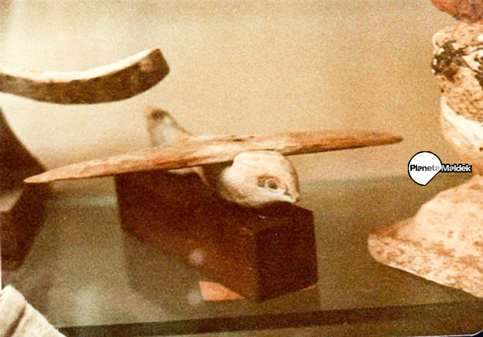 Figura de madera que algunos creen que es un pájaro y otros creen que es un avión, que data del siglo II a. C. y hallada en Saqqara