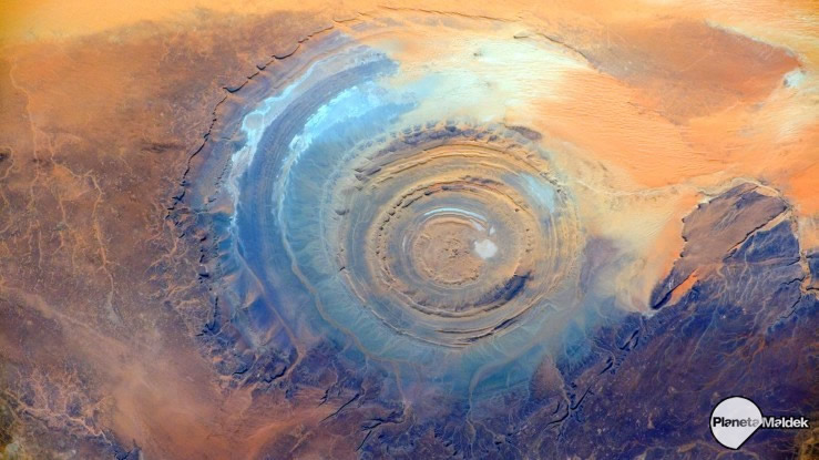 El Ojo del Sahara: una impresionante estructura de roca que asoma en un mar de arena en el desierto del Sahara