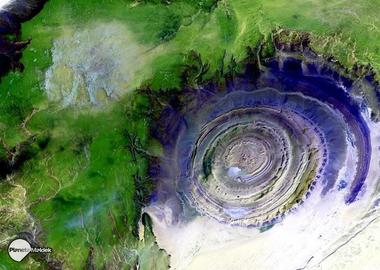El Ojo Azul del Sahara parece sorprendente, ya que es la principal característica perceptible en el gigantesco desierto que lo rodea