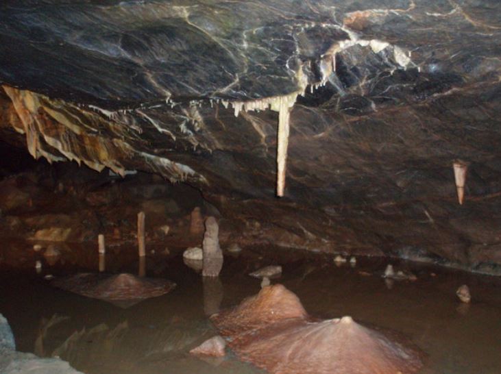 Estalagmitas y estalactitas en la cueva de Gough