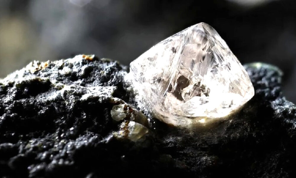 Existen mil billones de toneladas de diamantes en el interior de la Tierra, y brotan a la superficie como un "manantial"