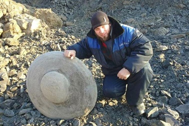 El disco de piedra desenterrado en Rusia por una compañía minera de carbón