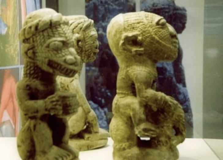 Izquierda: figura de Nomoli con cabeza de lagarto y cuerpo humano. Derecha: Figura humana montada en elefante, pero con un tamaño desproporcionado