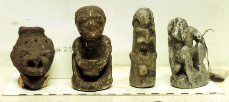 Estatuas de Nomoli de un aspecto híbrido humano y animal