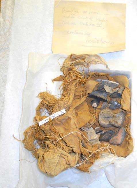 Fósiles egipcios en un paquete de lino sin envolver.