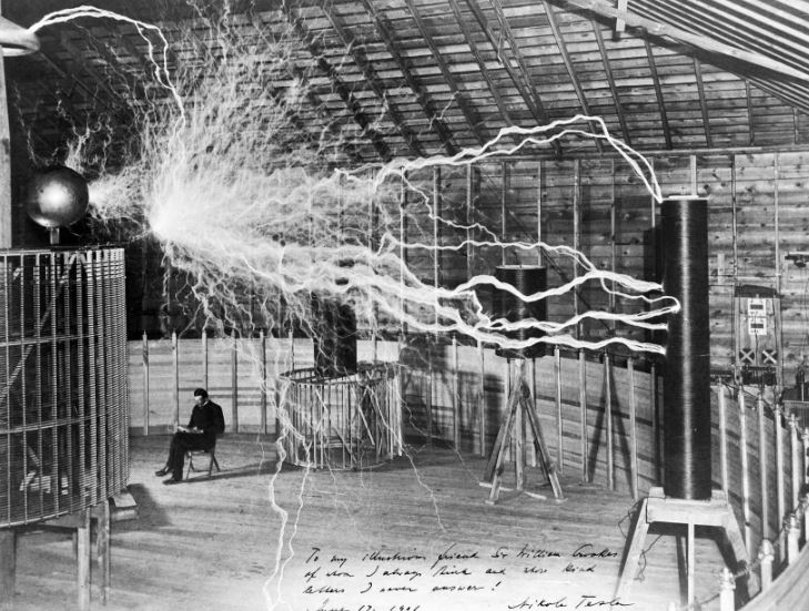 Nikola Tesla en su laboratorio realizando experimentos con electricidad