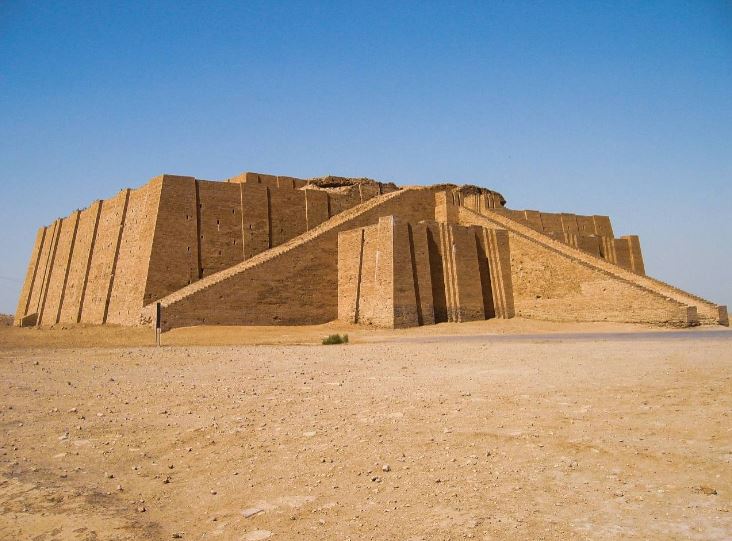Fachada y escalera de acceso parcialmente reconstruidas del Ziggurat de Ur, construido originalmente por Ur-Nammu, en 2100 a. C.