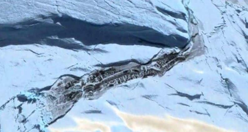 La enorme estructura que sobresale del hielo en la Antártida