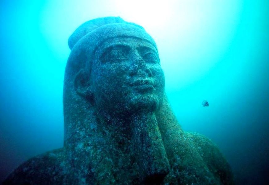 La estatua del dios egipcio Hapi en la bahía de Aboukir, Thonis-Heracleion, Aboukir Bay, Egipto