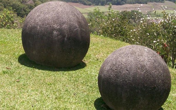 Dos esferas de piedra desenterradas en Costa Rica