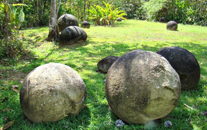Varias esferas de piedra encontradas en Costa Rica