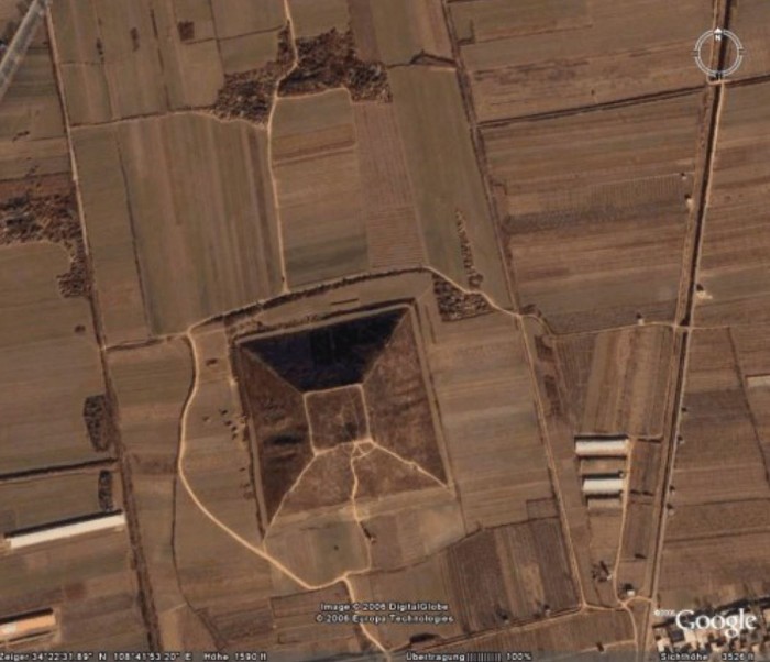 Pirámide cerca de la ciudad de Xi'an, en 34.22 Norte y 108.41 Este
