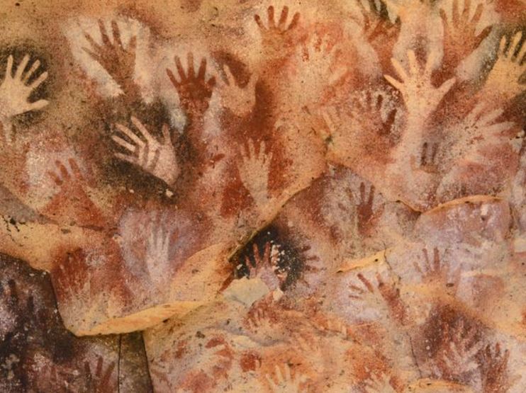 Pinturas rupestres aborígenes en una cueva de la Patagonia argentina