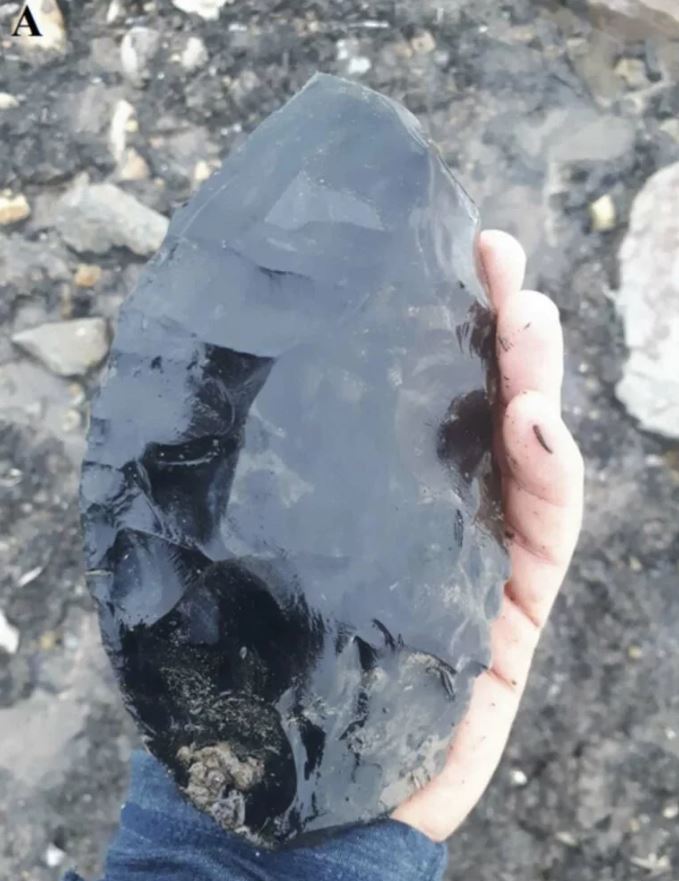 Un hacha de mano de obsidiana descubierta entre los muchos artefactos que descubrió el equipo