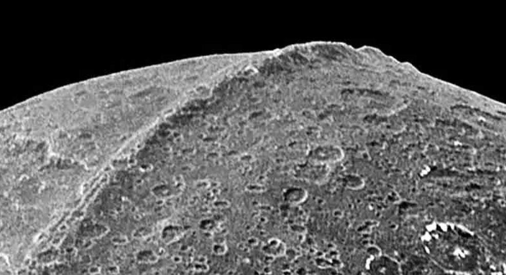 Jápeto es una de las lunas más extrañas de Saturno.
