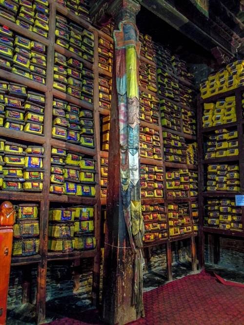 Biblioteca hallada en el monasterio de Sakya, en el Tíbet.