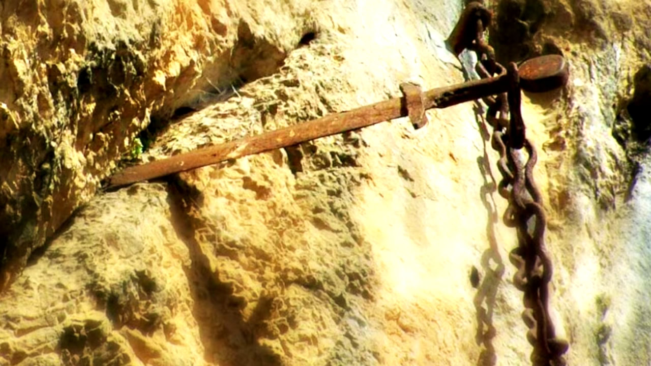 Desaparece la espada "Excalibur" de Francia clavada en una roca durante 1.300 años