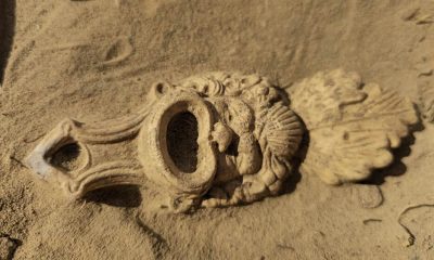 Arqueólogos hallan una extraña lámpara de aceite romana con máscara en Cuijk, Países Bajos