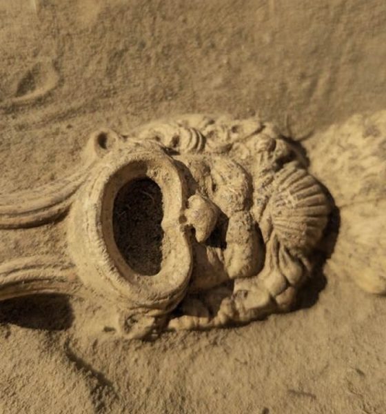 Arqueólogos hallan una extraña lámpara de aceite romana con máscara en Cuijk, Países Bajos