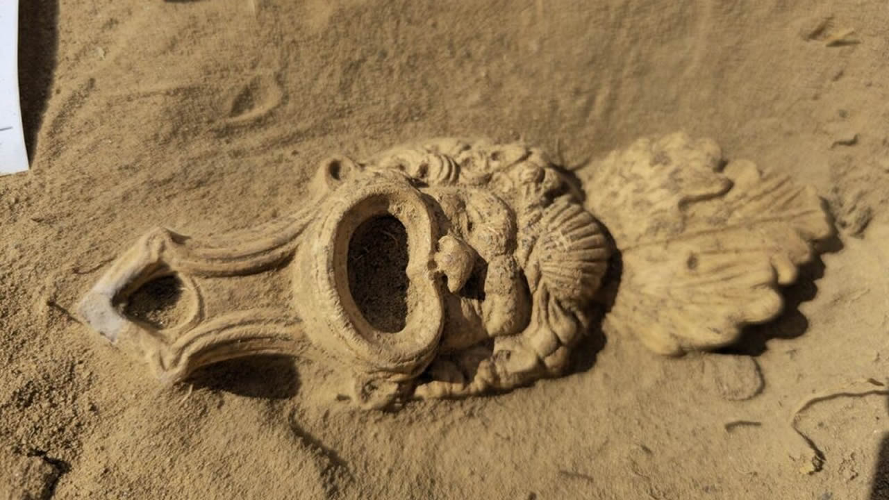 Arqueólogos hallan una extraña lámpara de aceite romana con máscara en Cuijk, Países Bajos