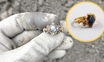 Encuentran un anillo medieval de oro con una deslumbrante gema azul en Noruega