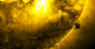 Misterioso objeto emerge del Sol y NASA lo oculta