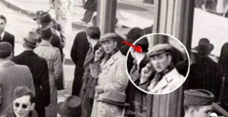 ¿Viajero del tiempo? ¿Un hombre con un "teléfono móvil" en una foto de 1943?