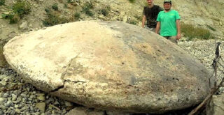 Hallan misteriosos y enormes discos de piedra en Rusia